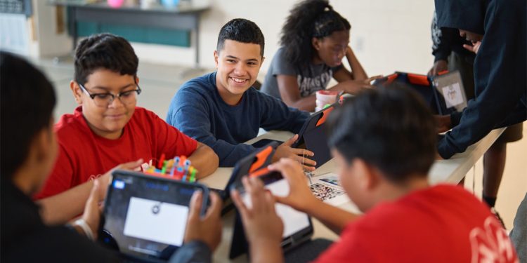 اپل و 4-H فناوری را به نسل جدیدی از زبان آموزان می آورند