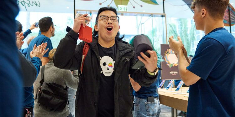 Apple Miami Worldcenter به روی مشتریان هیجان زده در مرکز شهر میامی باز می شود