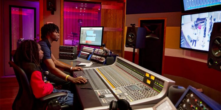 دانش آموزان نیواورلئان خلاقیت خود را با iPad و Mac به نمایش می گذارند