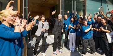 اپل فروشگاه گینزا نمادین را به هزاران مشتری هیجان زده باز می کند